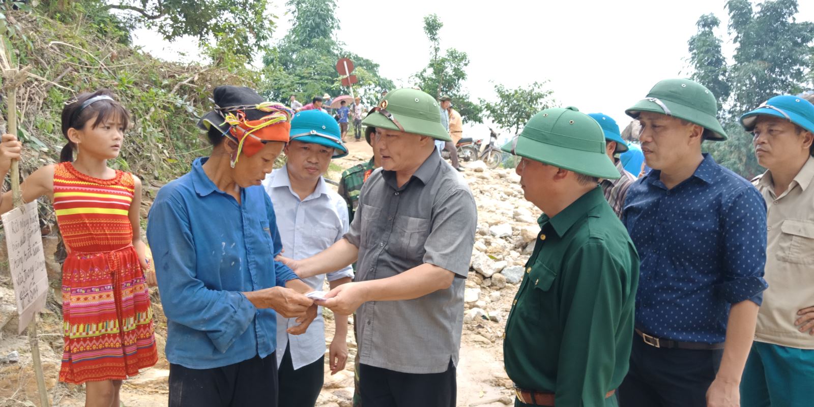 Thứ trưởng Bộ Nông nghiệp và Phát triển Nông thôn Hoàng Văn Thắng: Kiểm tra công tác khắc phục hậu quả mưa lũ và trao quà ủng hộ đồng bào Hà Giang