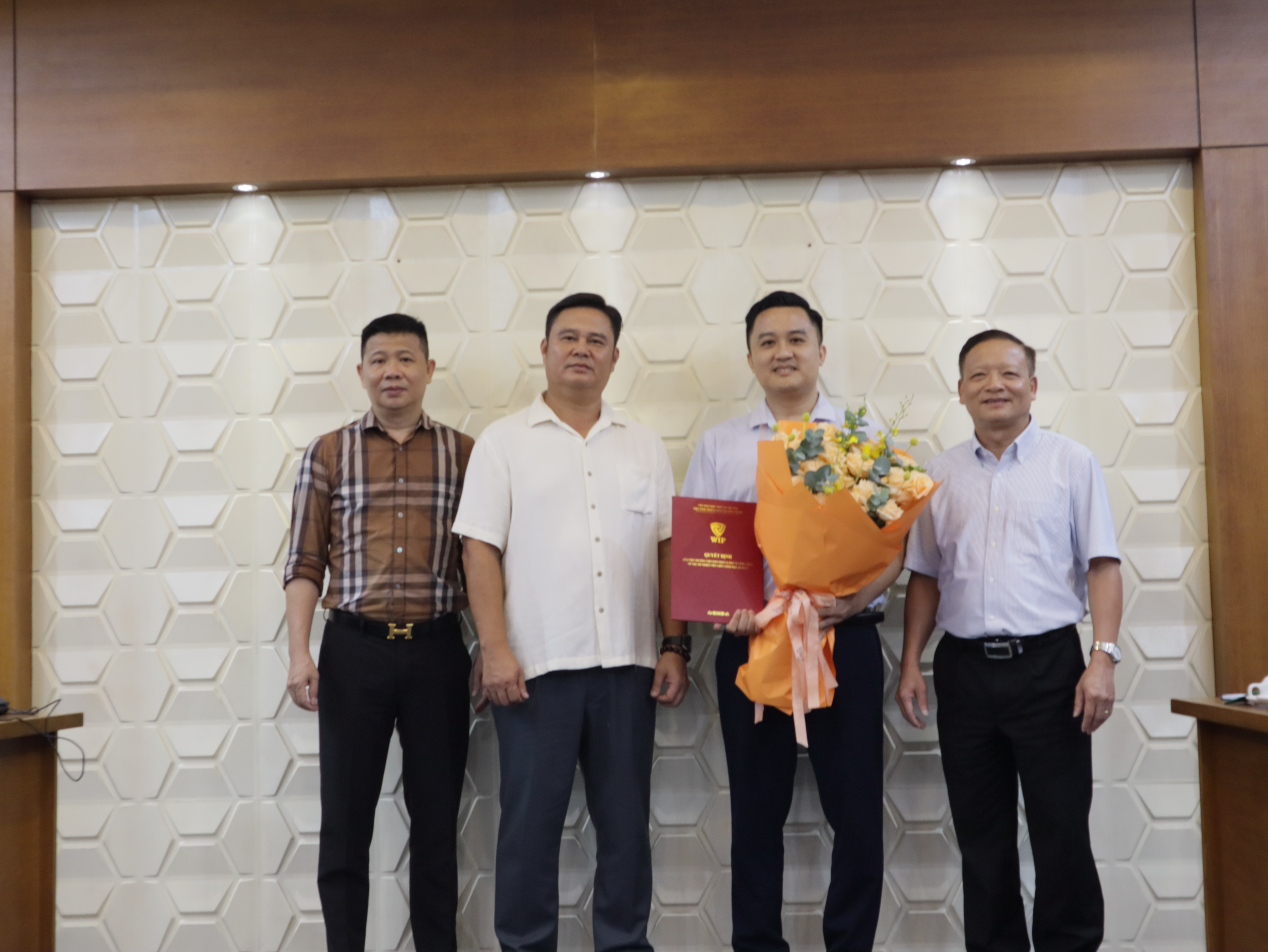 Viện Sinh thái và Bảo vệ công trình tổ chức hội nghị công bố quyết định về công tác cán bộ
