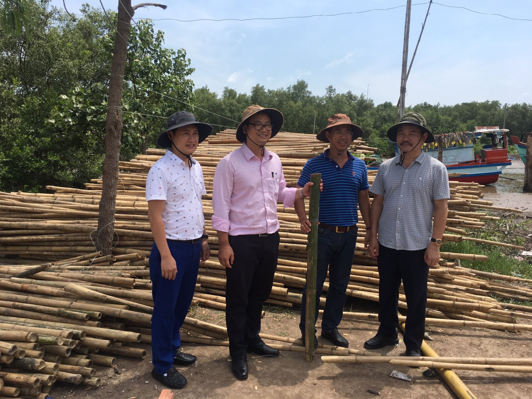 Kiểm tra quá trình thi công xây dựng mô hình đề tài “Nghiên cứu xây dựng mô hình sinh thái bền vững trên vùng triều ven biển đồng bằng sông Cửu Long”